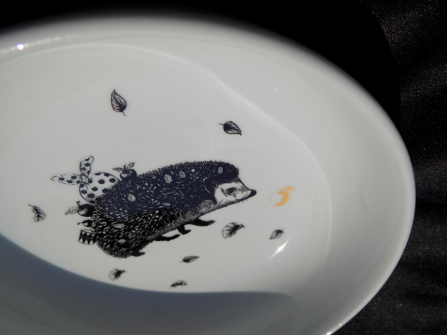 miska z jeżem i jabłkiem