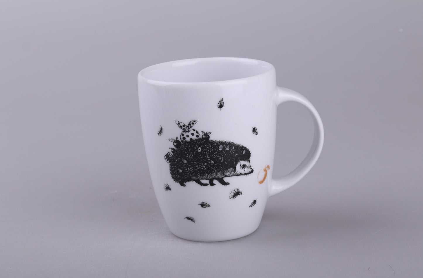 piękny kubek porcelanowy z jeżem i jabłkiem