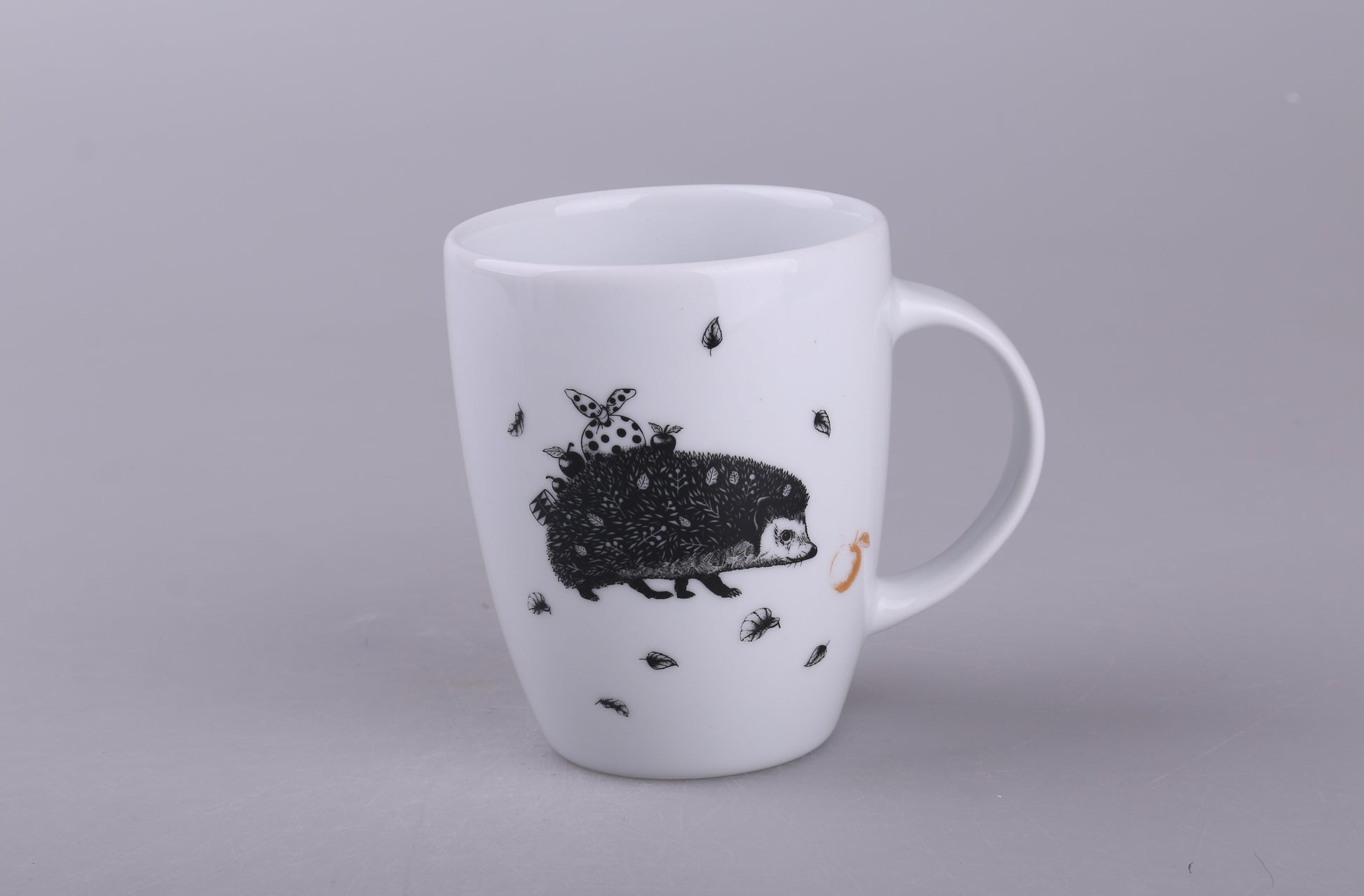 piękny kubek porcelanowy z jeżem i jabłkiem