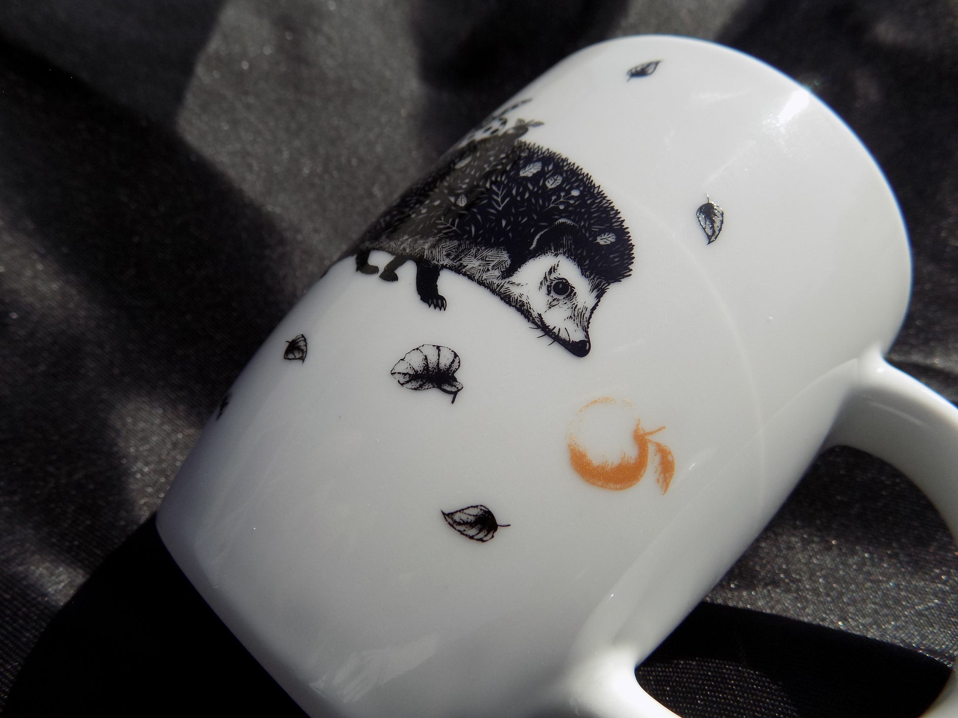 kubek porcelanowy z nadrukiem z jeżem i jabłkiem