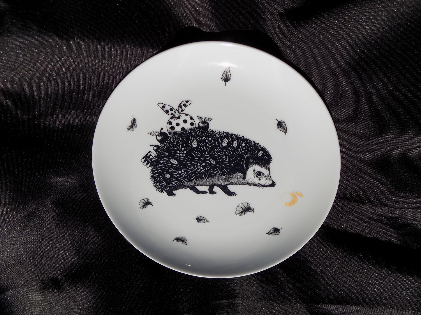 oryginalny talerz z jeżem i jabłkiem