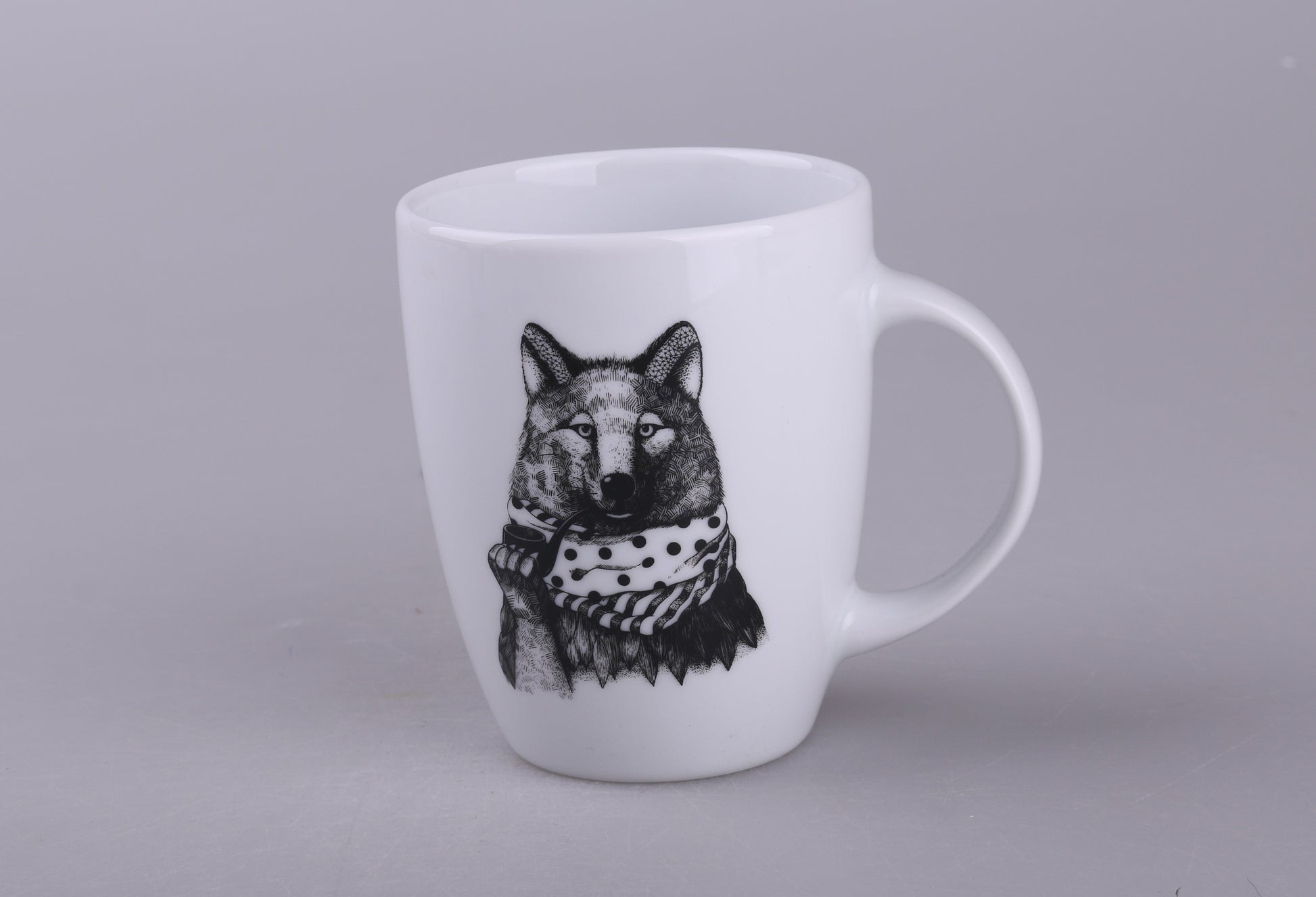 ładny kubek porcelanowy wilkiem