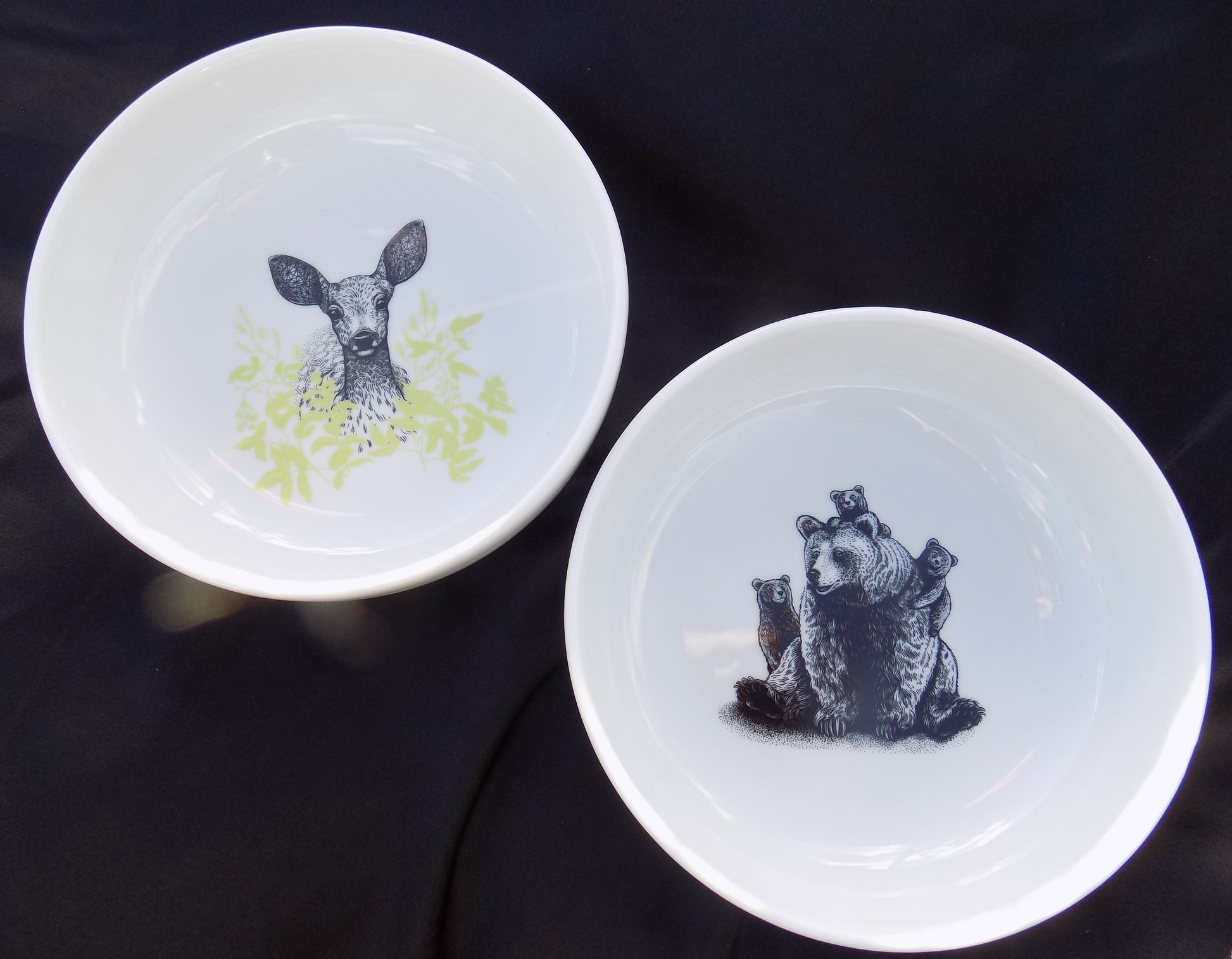 miski porcelanowe z dekoracją z sarną i niedźwiedziami